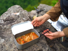 画像をギャラリービューアに読み込む, 〈ご褒美メスティン飯〉骨付き鶏肉とゴロゴロ具材の炊き込みご飯